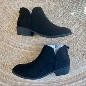 Journee Collection Livvy Bootie • Size 8.5 • Black • Faux Suede